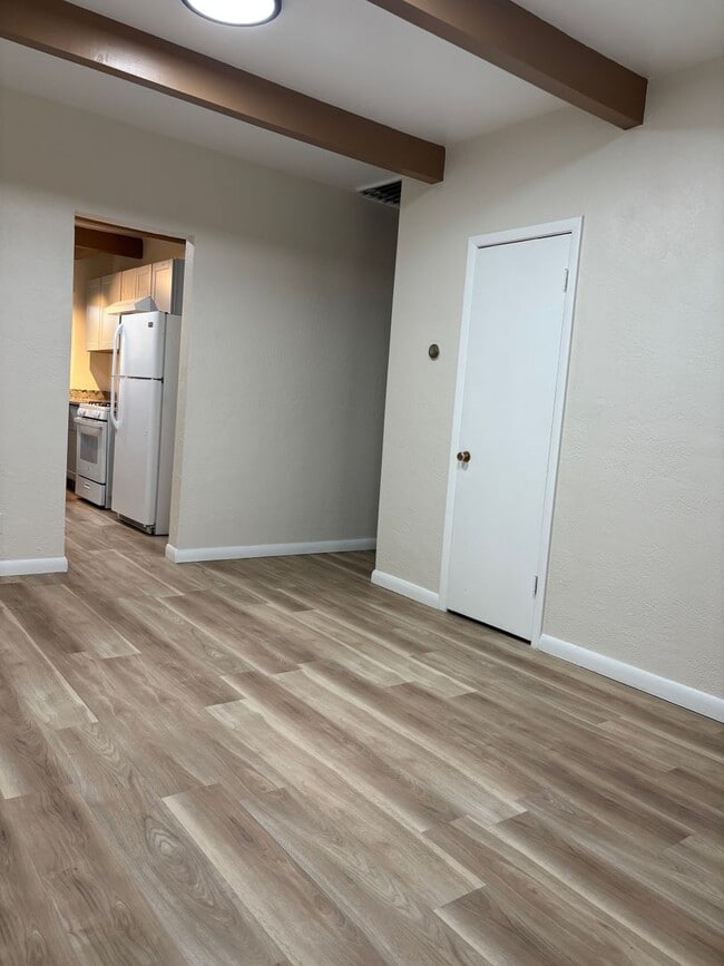 Building Photo - quiet triplex Near   UNM's  medical/law campus