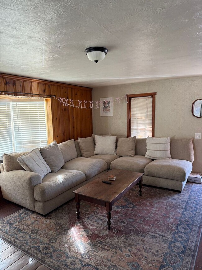 Foto del edificio - 4 Bedroom, 2 bath Unit very close to Regis University, restaurants and shops