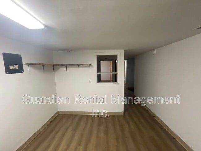 Building Photo - 179 Frederica St E