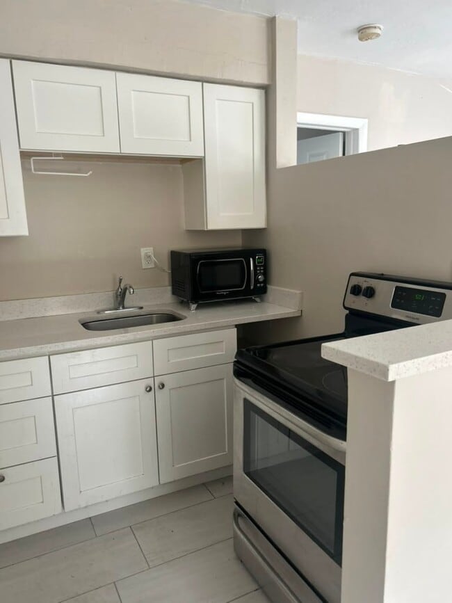 Building Photo - 3639 SW 13th Ct