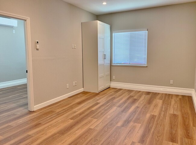 Building Photo - 900 Apricot Ln