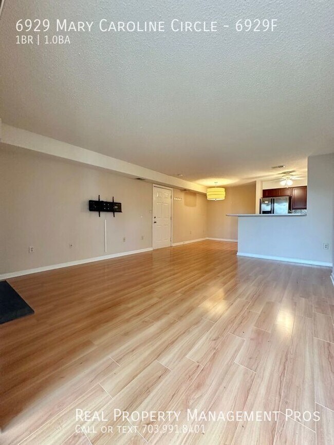 Foto del edificio - Walk to retail in the heart of Kingstowne ...