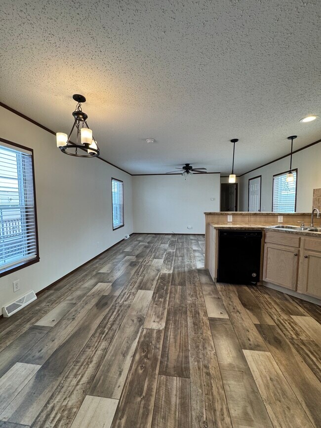 Building Photo - 2372 Maple Dr