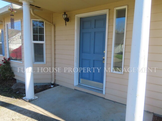 Building Photo - 658 TerraLinda