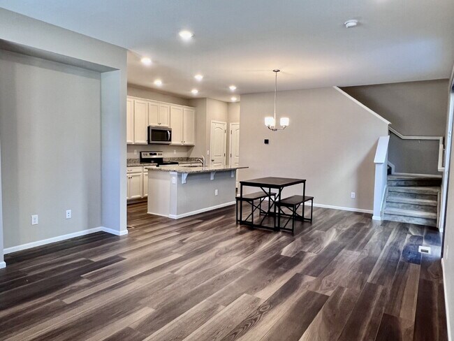 Foto del edificio - Beautifully Maintained 4BR/3.5BA Townhome with Finished Basement in Prime Aurora Location w/2-Car...