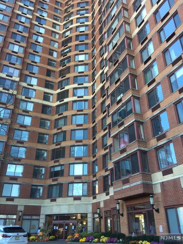 Primary Photo - 100 Old Palisade Rd