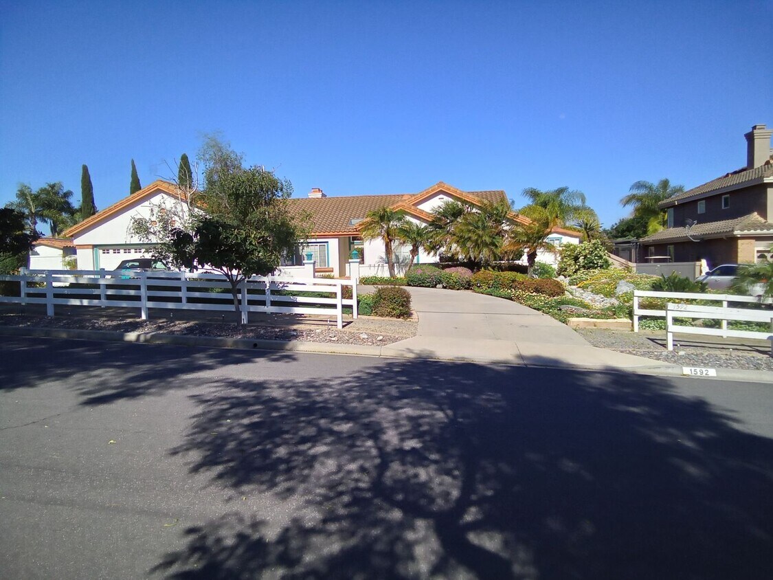 Foto principal - Huge 4 bedroom/2 1/2 bathroom Oceanside ho...