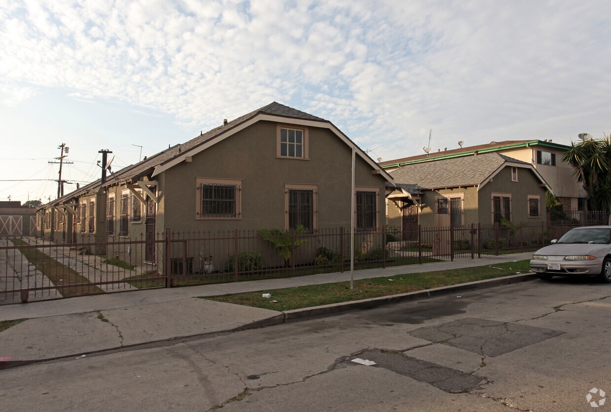 Primary Photo - 6427 S Victoria Ave
