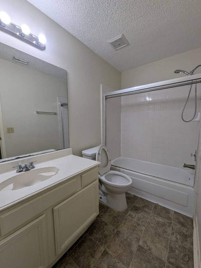 Foto del edificio - 827 Coral Tree Pl