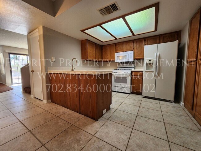 Foto del edificio - 2052 Waverly Cir