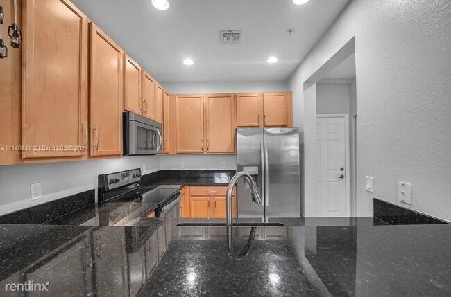 Building Photo - 2 br, 2.5 bath Townhome - 11847 SW 26th St...