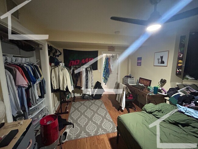 Foto del edificio - Don't miss out on this 6 bed 2 bath in Mission Hill...