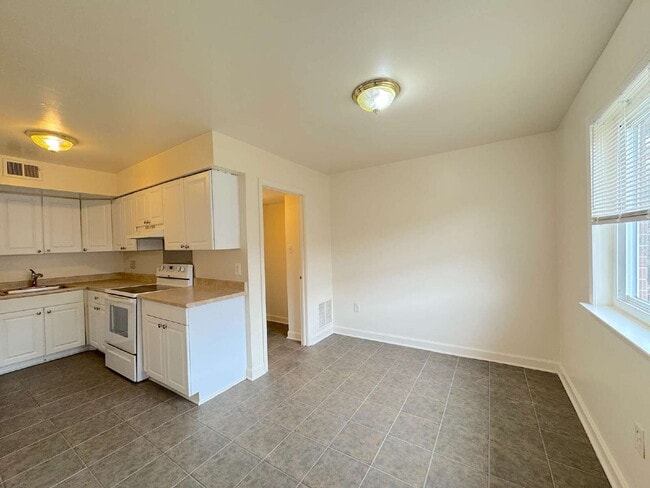 Foto del edificio - Welcome to this charming 2-bedroom, 2-bathroom townhouse nestled in the heart of Annandale.