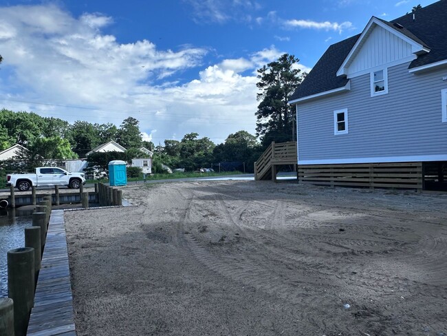 Building Photo - House in Wanchese - Canal front!