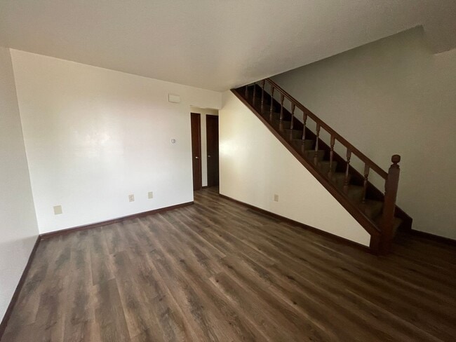Building Photo - 521 S Silverwood Ln