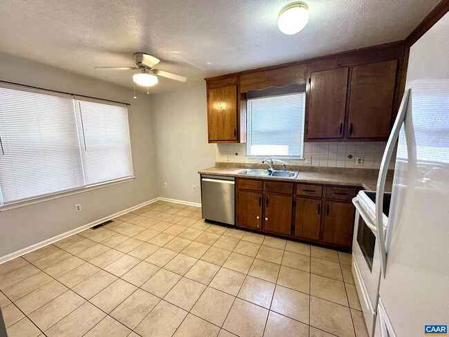 Building Photo - 646 S Delphine Ave