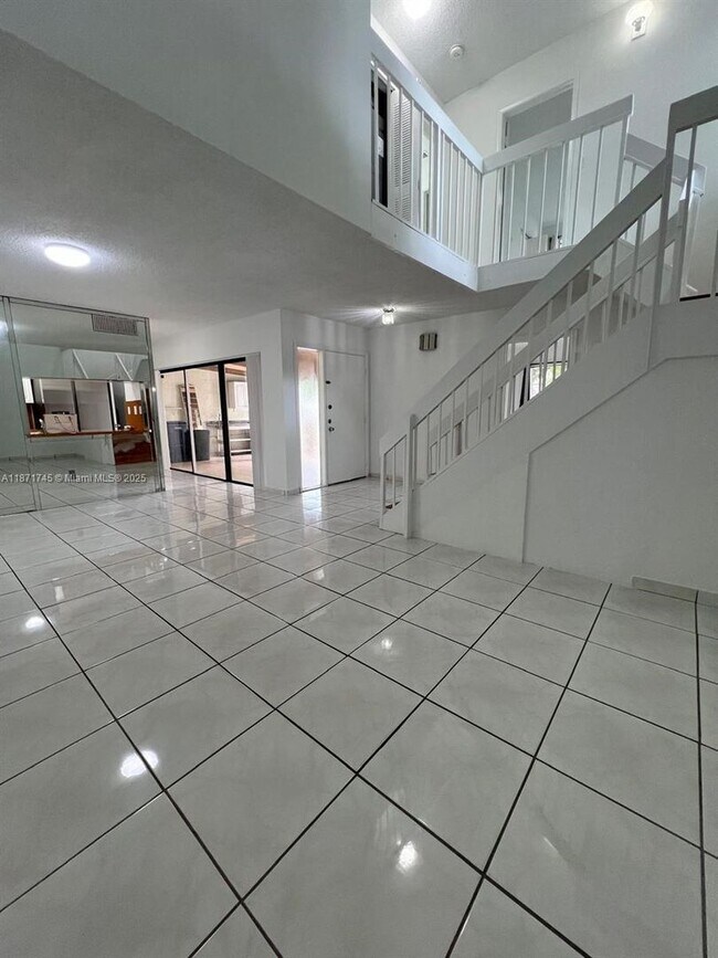 Foto del edificio - 526 NW 99th Ct