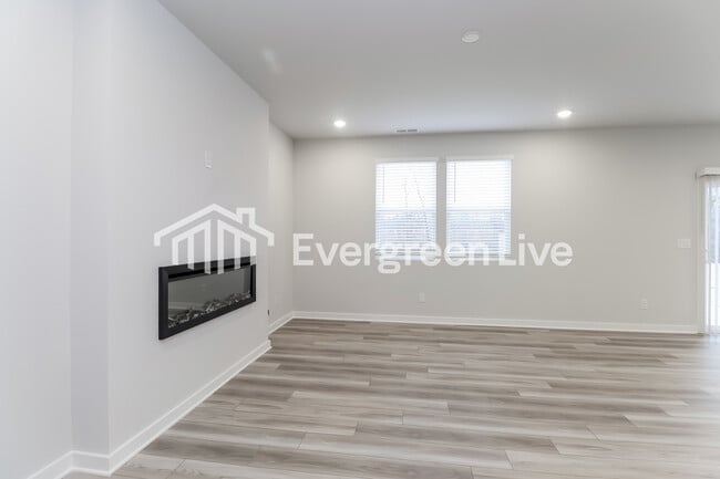 Building Photo - 2425 Appalachian Trl Dr