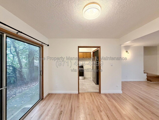 Building Photo - 7030 SW Canyon Crest Dr