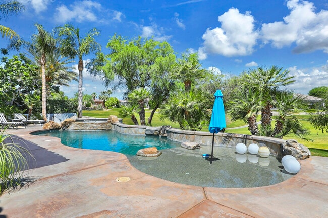 Foto del edificio - 267 Loch Lomond Rd