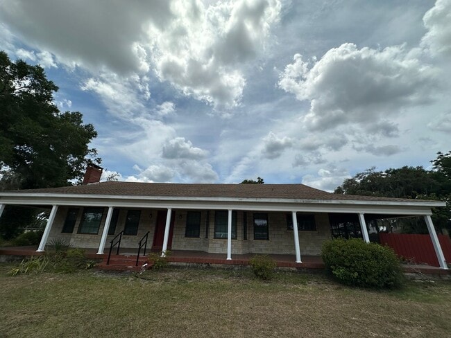 Building Photo - Gorgeous Home