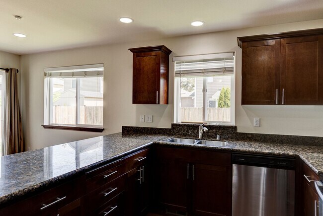 Foto del edificio - Charming 3-Bedroom Home Across from Nature...