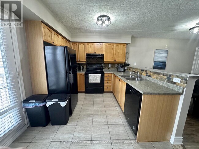 Photo du bâtiment - 1460 Bishops Gate