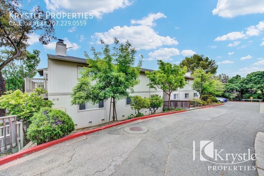 Primary Photo - Lovely Townhome blocks from St. Pat's high...