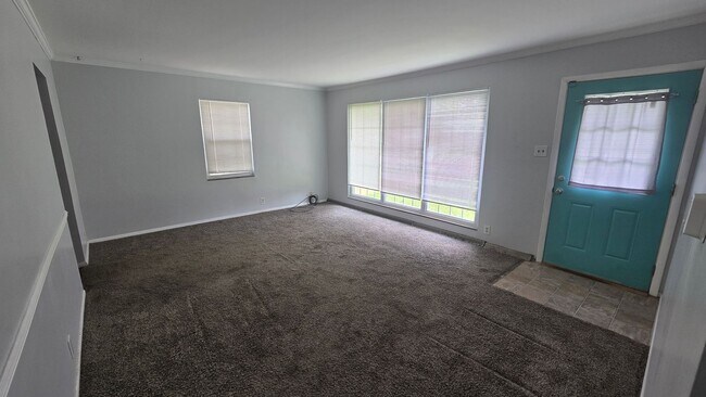 Foto del edificio - 3 Bed/1.5 Bath - With Garage and Sun Room!
