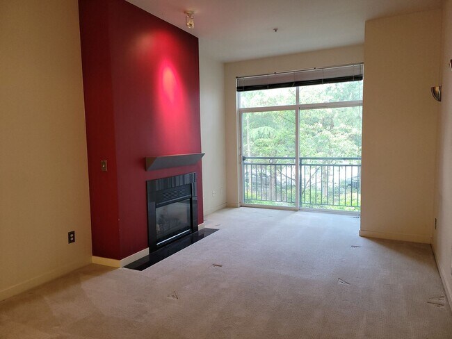 Building Photo - Immediate move in available; 1 bedroom condo with large den