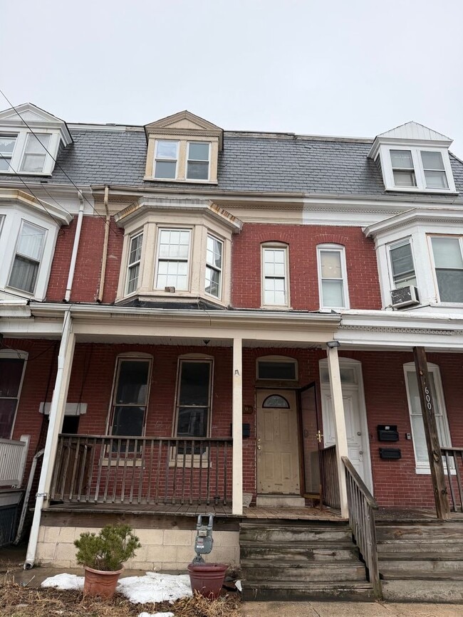 Building Photo - 602 Dallas St