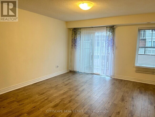 Photo du bâtiment - 600 Shoreline Dr