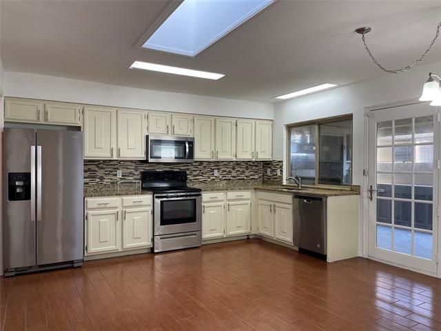 Foto del edificio - 2409 Stoneleigh Dr