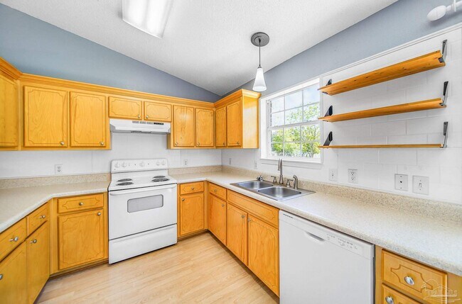 Foto del edificio - 5899 Gillum Rd