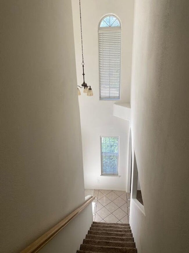 Building Photo - Spacious Two Story Home in the NE Heights ...