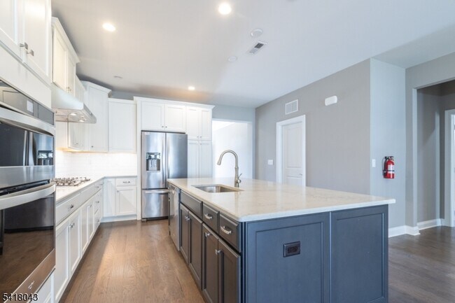 Foto del edificio - 76 Van Cleef Dr