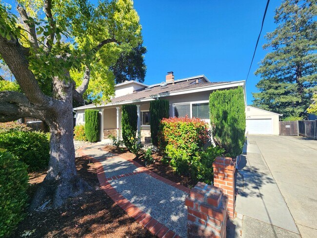 Building Photo - Charming 2 Bedroom, 2 Bathroom Home in Redwood City