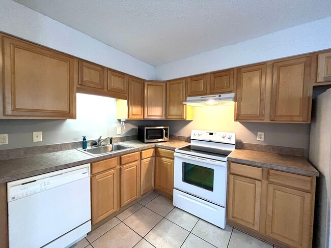 Building Photo - Pet Friendly, 2 Bedroom, 2.5 Bath Town Hom...