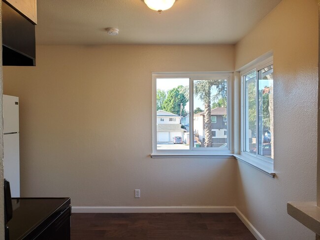 Building Photo - Spacious Top Floor Apartment, garage +2C, Wood Floors, Fresh Paint!