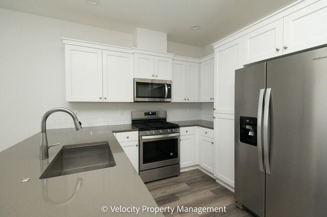 Building Photo - 3 Bedroom Townhome close to Hospital!