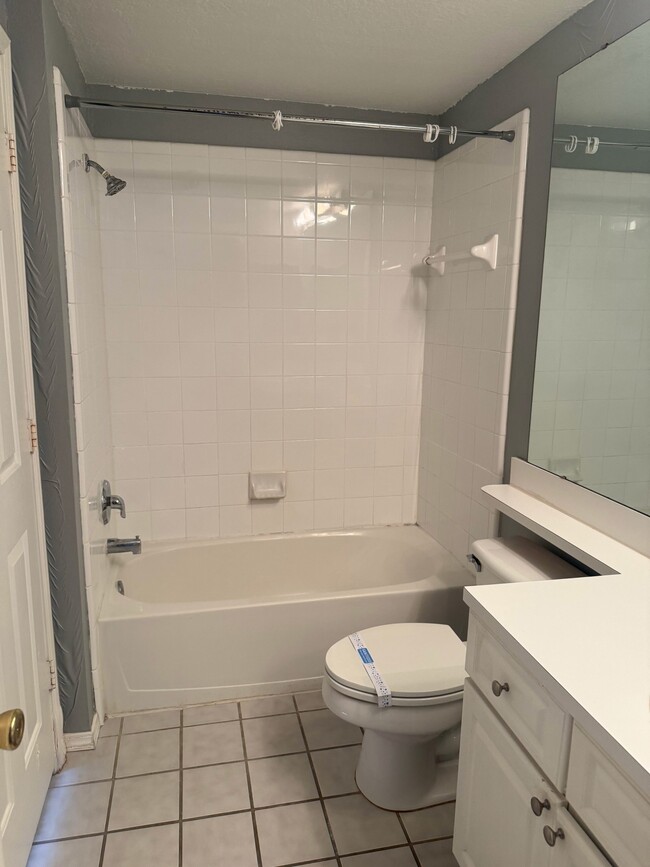 Building Photo - 14229 Falls Church Dr