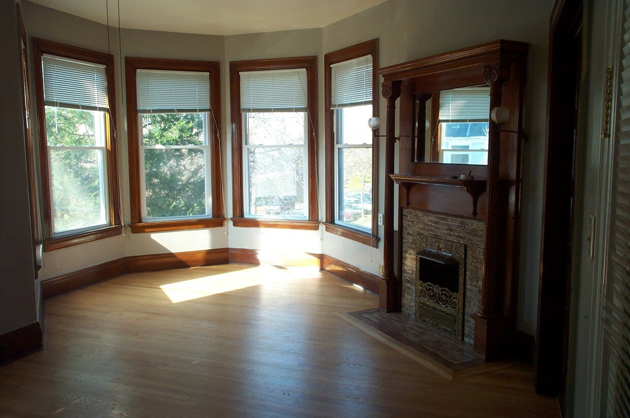 Hwf's and large windows - 2592 N Murray Ave