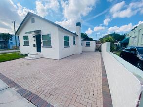 Building Photo - 828 SW 43rd Ave