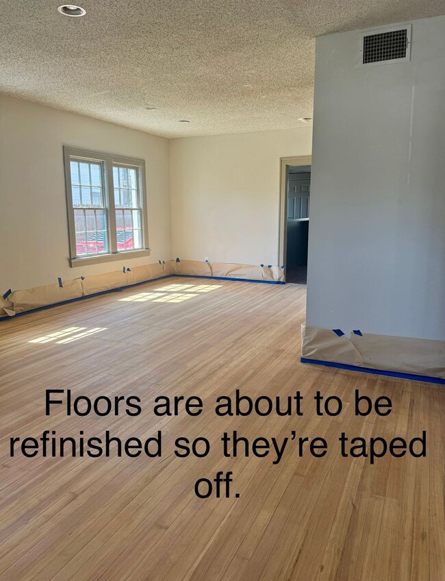 Building Photo - Wow! Updated, Spacious 2/1 with All Applia...