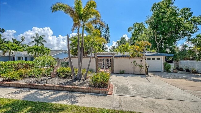 Building Photo - 1127 S Osprey Ave
