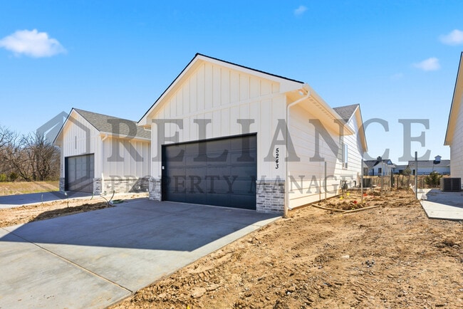 Building Photo - 5263 N Pinecrest Ct