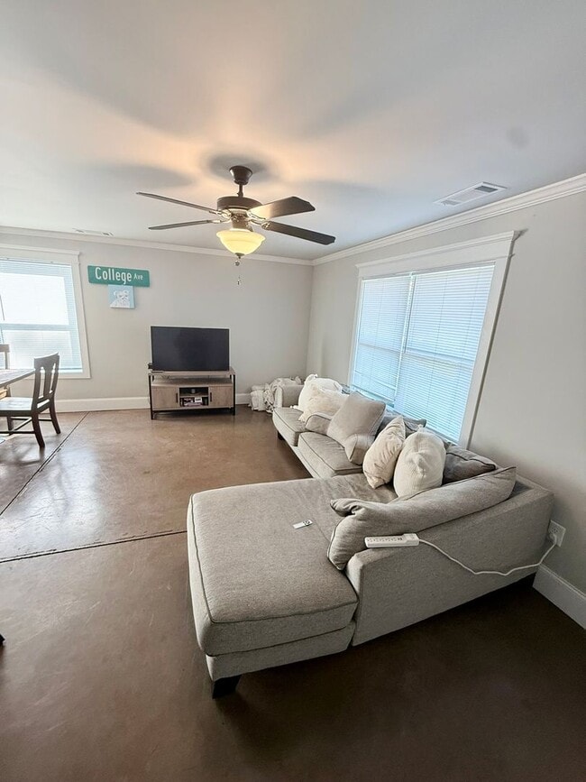 Building Photo - 4 BR/ 3.5 BA Home Located on MLK