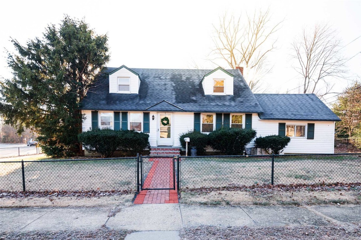 Primary Photo - 34 Lew Pl