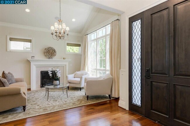 Foto del edificio - Beautifully Updated 5-Bedroom Home in Prim...