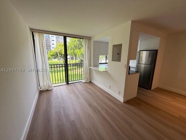 Foto del edificio - 17011 N Bay Rd